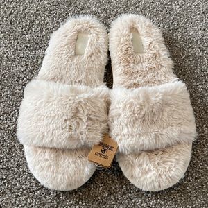 NEW WITH TAGS Pink cream furry slippers - size large